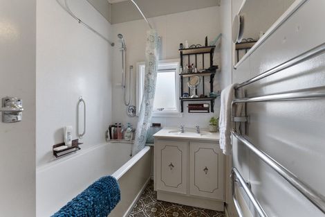 Photo of property in 19 Graves Street, Eltham, 4322