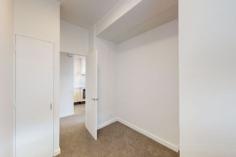 Photo of property in 17 Kent Terrace - Kent Apartments, 3f/16 Kent Terrace, Mount Victoria, Wellington, 6011