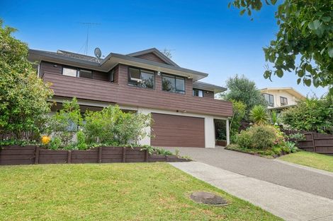 Photo of property in 32 Unsworth Drive, Unsworth Heights, Auckland, 0632