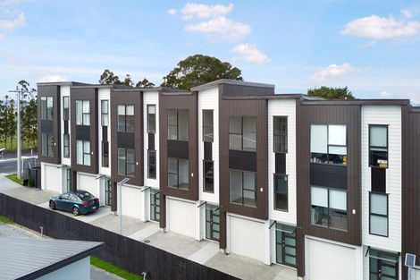 Photo of property in 4/107 Hobsonville Road, West Harbour, Auckland, 0618