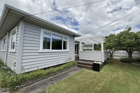 Photo of property in 20 Karaka Street, Merrilands, New Plymouth, 4312