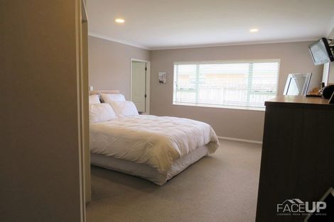 Photo of property in 22 Connemara Court, West Harbour, Auckland, 0618