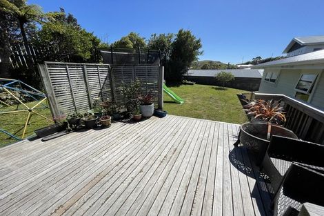 Photo of property in 6 Alder Place, Newlands, Wellington, 6037