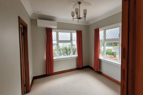 Photo of property in 32 Victoria Road, New Plymouth, 4310