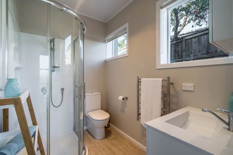 Photo of property in 5 Sea Vista Avenue, Beach Haven, Auckland, 0626