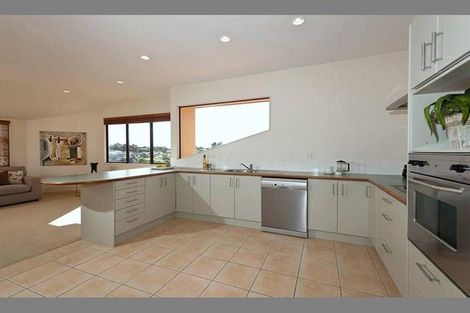 Photo of property in 11 Trotting Terrace, Fairview Heights, Auckland, 0632