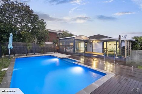 Photo of property in 18 Ravenwood Drive, Forrest Hill, Auckland, 0620