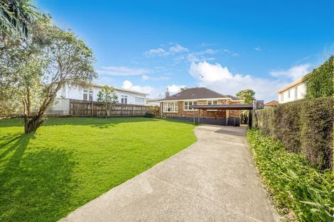 Photo of property in 194 Chivalry Road, Glenfield, Auckland, 0629