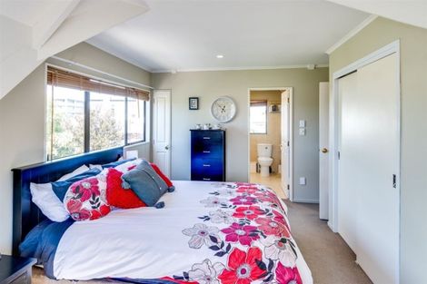 Photo of property in 27 Lowther Place, Taradale, Napier, 4112