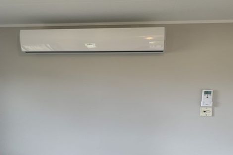 Photo of property in 2/6 Bundena Place, Clendon Park, Auckland, 2103