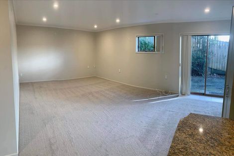 Photo of property in 33 Surf Road, Stanmore Bay, Whangaparaoa, 0932