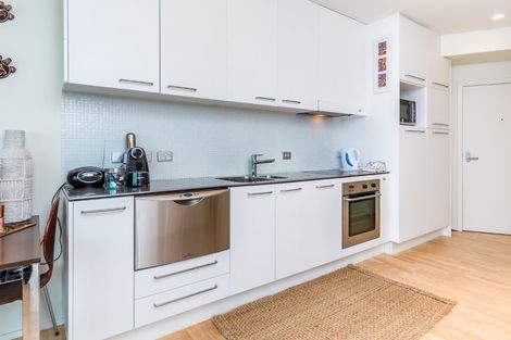 Photo of property in 30 Beach Road, Te Atatu Peninsula, Auckland, 0610