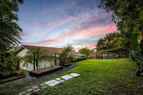 Photo of property in 15 Arde Place, Massey, Auckland, 0614