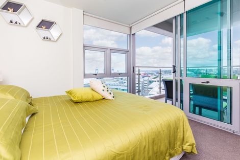 Photo of property in 30 Beach Road, Te Atatu Peninsula, Auckland, 0610