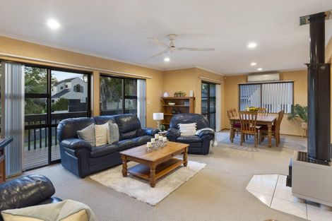 Photo of property in 54 Marina View Drive, West Harbour, Auckland, 0618