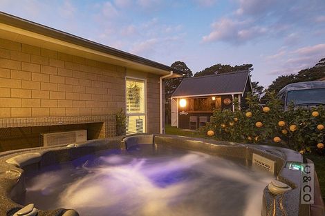 Photo of property in 8 Larmer Drive, Kumeu, 0810
