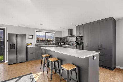 Photo of property in 27 Stratford Drive, Mount Pisa, Cromwell, 9383