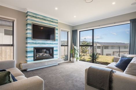 Photo of property in 4 Rotorua Grove, Aotea, Porirua, 5024