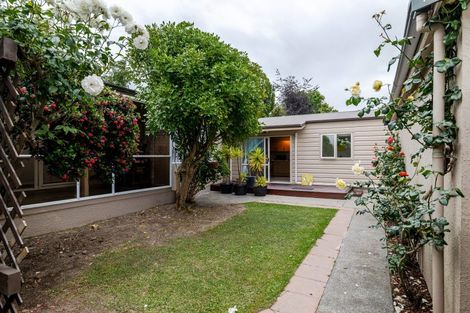 Photo of property in 86 Wikiriwhi Crescent, Awapuni, Palmerston North, 4412