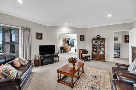 Photo of property in 2 Manurau Crescent, Merrilands, New Plymouth, 4312