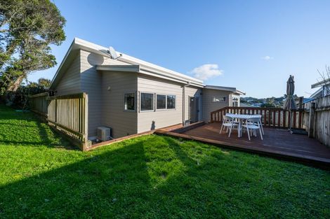 Photo of property in 6b Warrington Grove, Newlands, Wellington, 6037