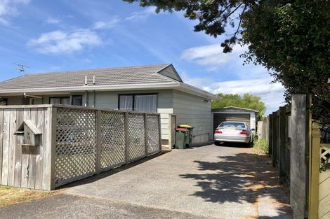 Photo of property in 2/19 Sandgate Avenue, Botany Downs, Auckland, 2010