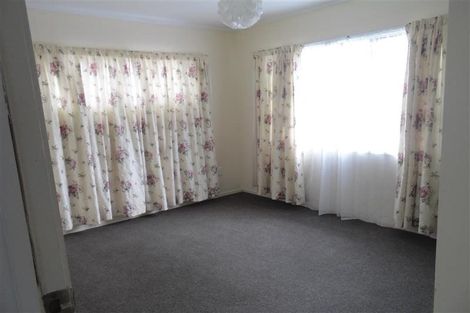 Photo of property in 1/28 Pahi Place, West Harbour, Auckland, 0618