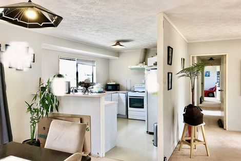 Photo of property in 2/19 Sandgate Avenue, Botany Downs, Auckland, 2010