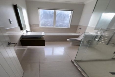 Photo of property in 106 Lake Panorama Drive, Henderson Valley, Auckland, 0612