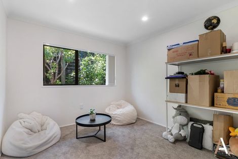 Photo of property in 4 Kingsclere Place, Goodwood Heights, Auckland, 2105