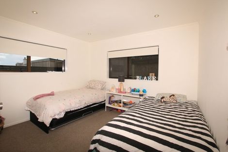 Photo of property in 2/123 Queen Street, Northcote Point, Auckland, 0627