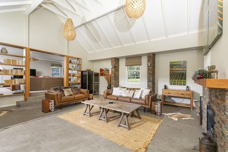 Photo of property in 21 Koraha Road, Kumeu, 0892