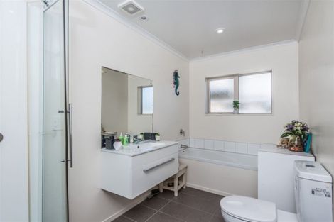 Photo of property in 9 Saint Vincent Terrace, Grenada Village, Wellington, 6037