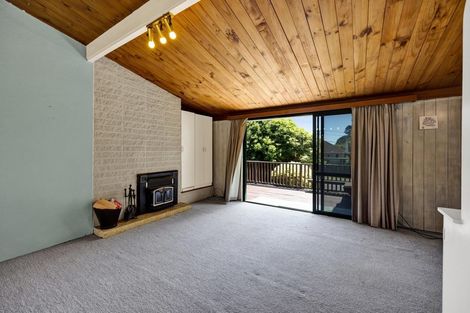 Photo of property in 15 Awanui Street, Merrilands, New Plymouth, 4312