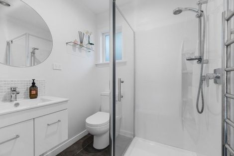 Photo of property in 16a Fairfax Avenue, Northcote, Auckland, 0627