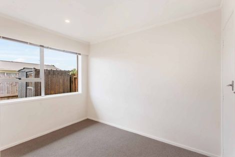 Photo of property in 2/5 Sylvan Crescent, Te Atatu South, Auckland, 0610