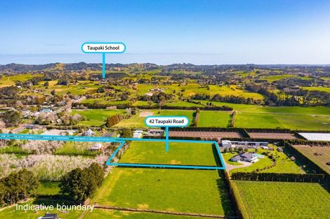 Photo of property in 42 Taupaki Road, Taupaki, 0782