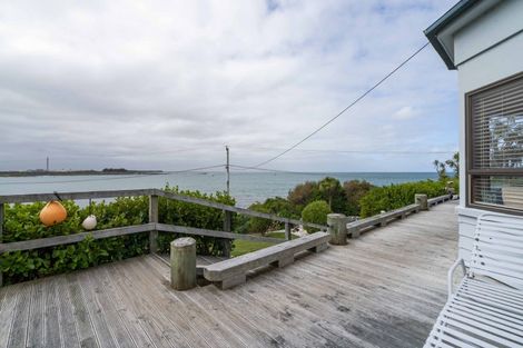 Photo of property in 90 Marine Parade, Bluff, 9814