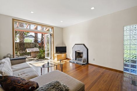 Photo of property in 8 Faulkner Road, Northcote Point, Auckland, 0627
