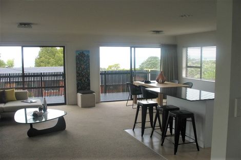 Photo of property in 2/33 Montgomery Avenue, Rothesay Bay, Auckland, 0630