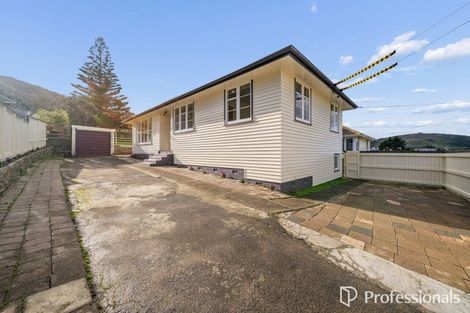 Photo of property in 1 Wakefield Terrace, Tawa, Wellington, 5028