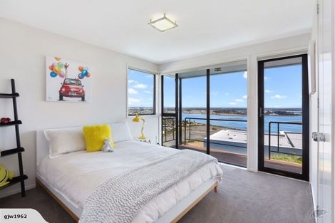 Photo of property in 9 Inverness Lane, Redcliffs, Christchurch, 8081