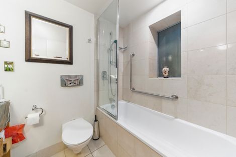 Photo of property in 318 Oriental Parade, Oriental Bay, Wellington, 6011