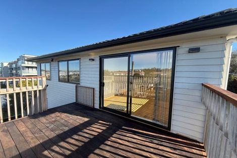 Photo of property in 28 Baulcomb Parade, Windsor Park, Auckland, 0632
