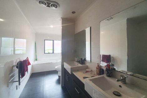 Photo of property in 64a Kingdale Road, Henderson, Auckland, 0610