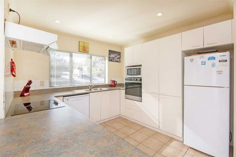 Photo of property in 14 Gillett Place, Botany Downs, Auckland, 2014