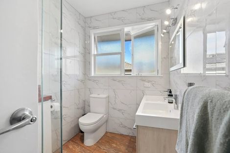 Photo of property in 15 Kingdale Road, Henderson, Auckland, 0610