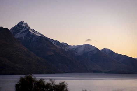 Photo of property in 18 Poplar Drive, Kelvin Heights, Queenstown, 9300
