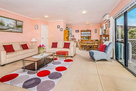 Photo of property in 1/10 Chedworth Drive, Glenfield, Auckland, 0629