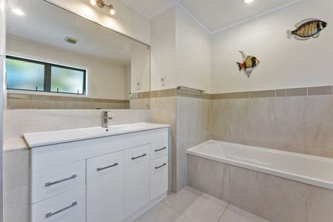 Photo of property in 11 Springbank Lane, Te Atatu Peninsula, Auckland, 0610